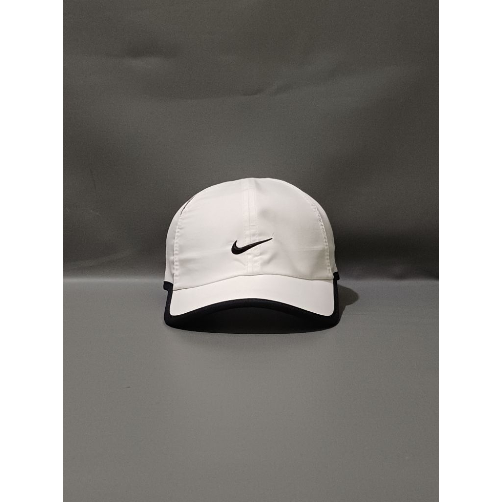 topi nike featherlight second