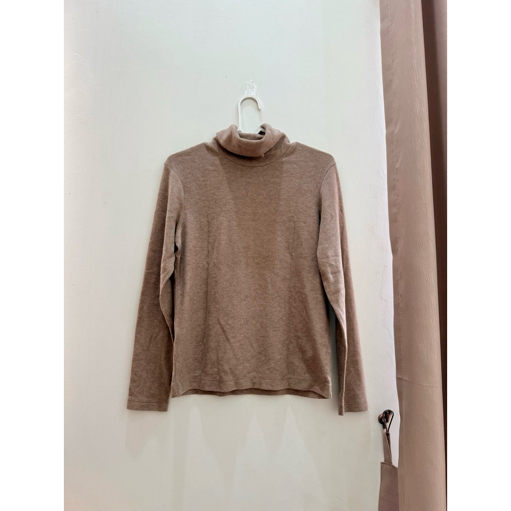 Kaos Turtle neck knit Uniqlo preloved