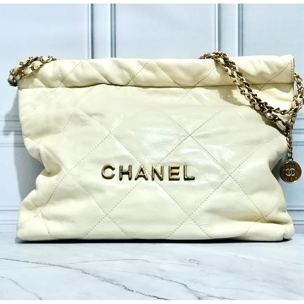 Preloved Shoulder Bag Chanel 22 White