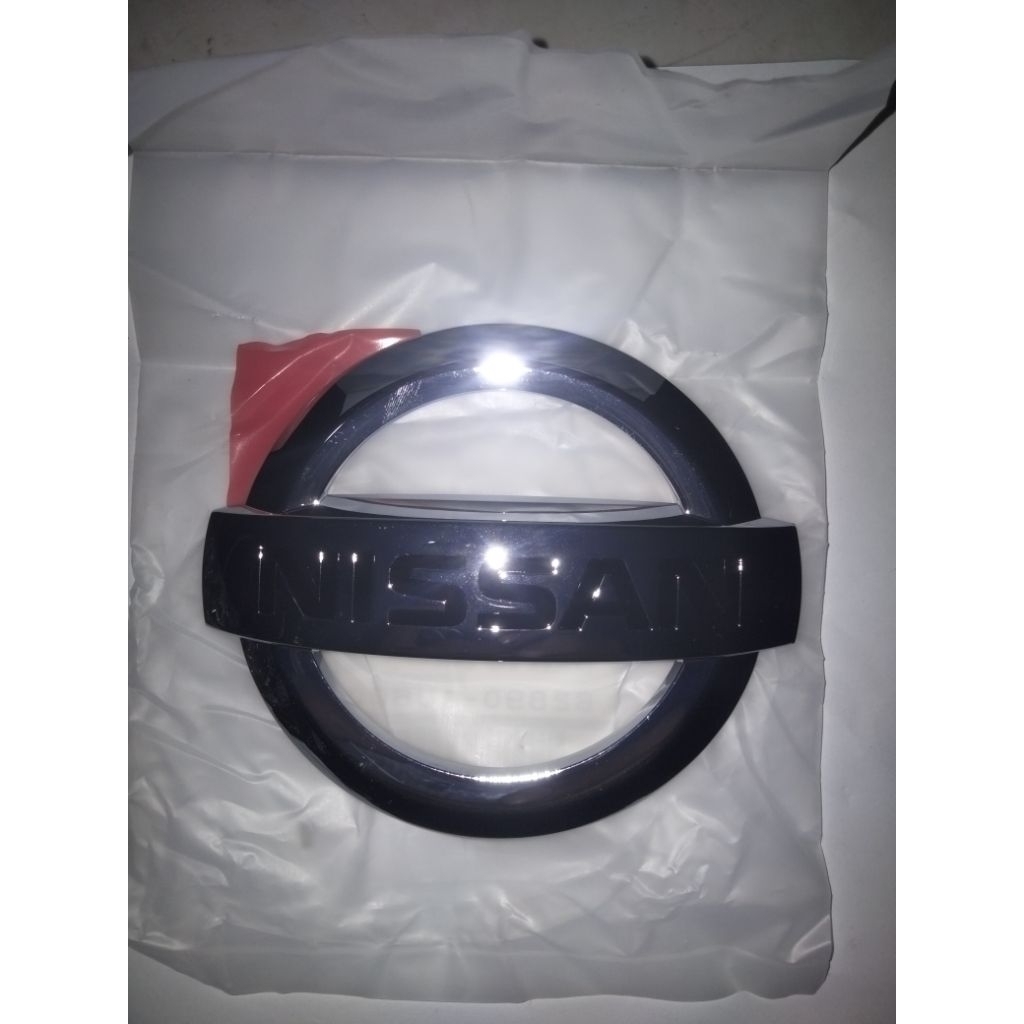 original Nissan emblem grill Livina old / L10