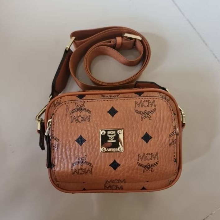 302. MCM Aren Visetos Logo Cognac Mini Crossbody Camera Bag Unisex
Preloved
Leather Kulit Asli

Size