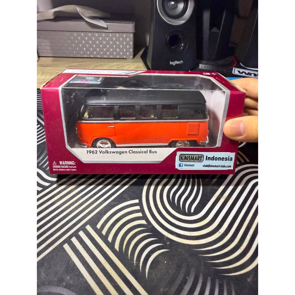 Kinsmart 1962 Volkswagen Classical Bus Orange