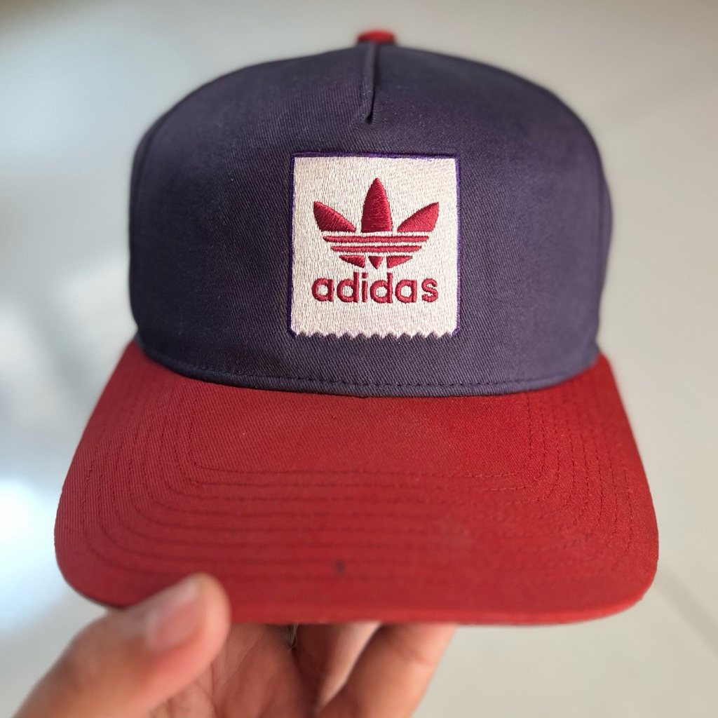 Topi snapback adidas threefoil. size setelan strap. Logo bordir. Second preloved.