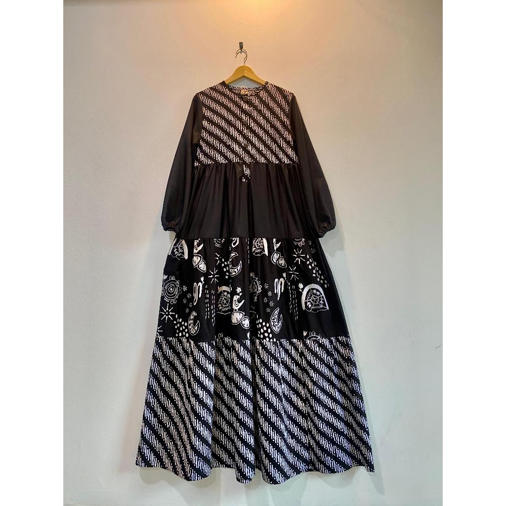 Kulawira Dress Bati Tulis Asli Hitam Putih Eksklusif by Sogan Batik Rejodani
