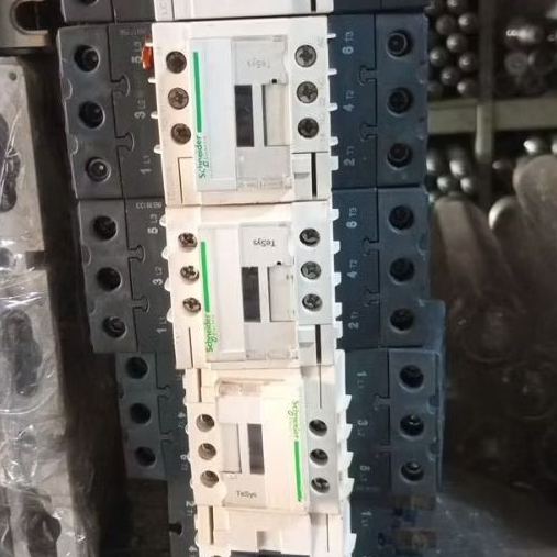 Kontaktor Schneider LCID40 220V SIAP PAKAI