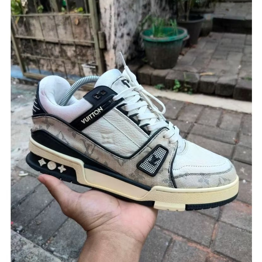 sepatu second lv trainer size 40-41