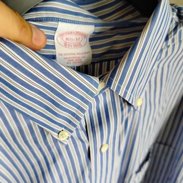 kemeja pria SIZE XL Brooks brothers branded ada noda