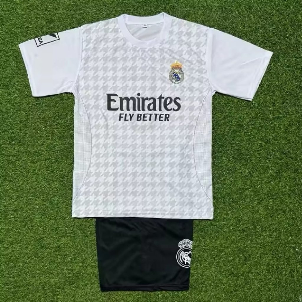 Jersi Bola Real Madrid Putih Emirates Fly Better Lengan Pendek dengan Celana Pendek Hitam