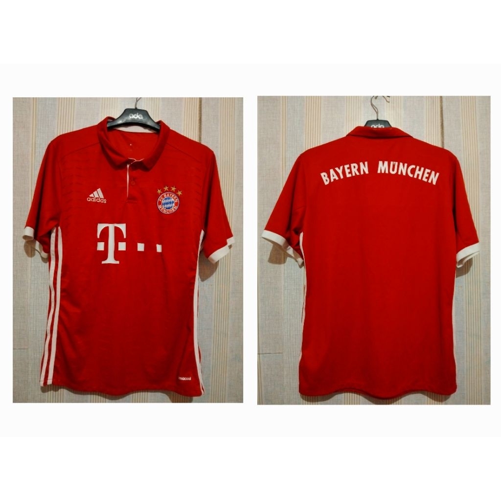 jersey kandang FC Bayern München musim 2016/2017 buatan Adidas.
