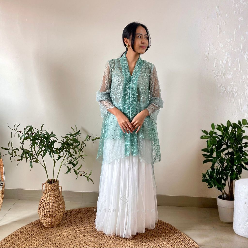 Sarah Dewanto Kebaya Kartini Lengan Karet