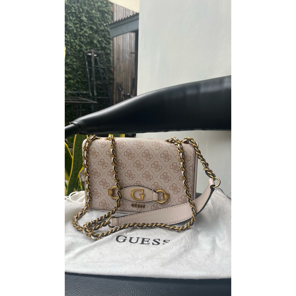 Tas Selempang Wanita GUESS motif monogram warna krem dengan tali rantai emas
