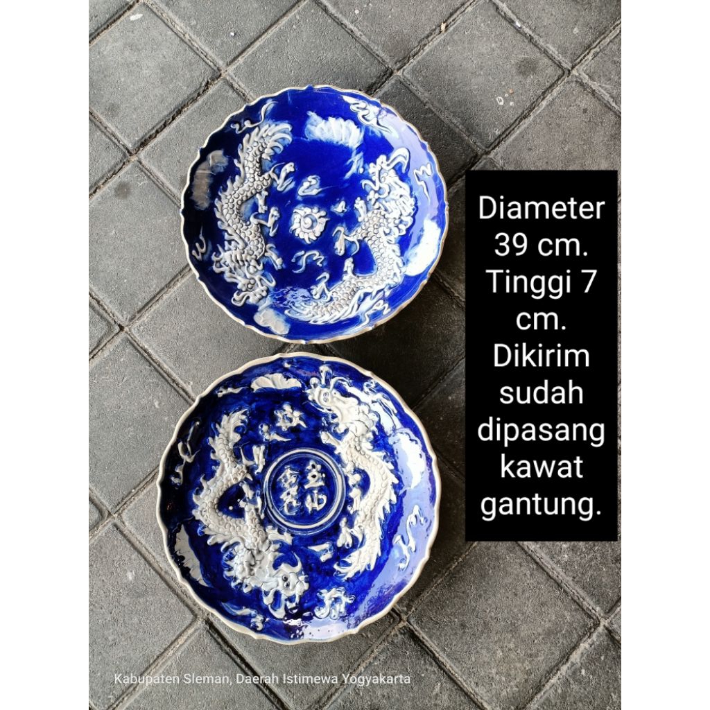 2:buah piring keramik naga timbul biru putih untuk dekorasi hiasan dinding, sesuai foto