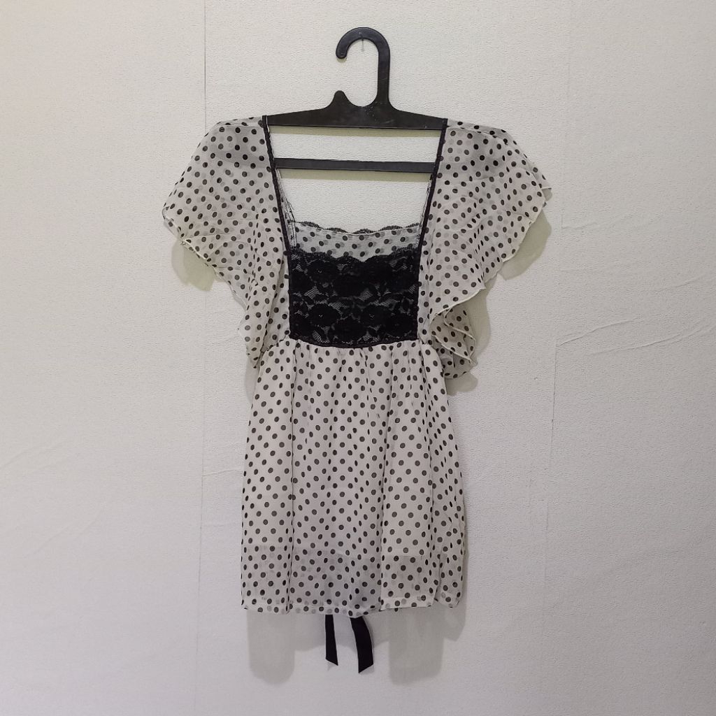 Blouse atasan feminim motif polkadot dan renda