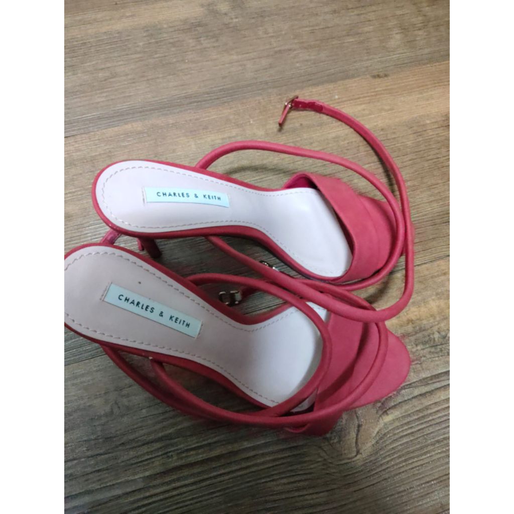 Heels Wanita CHARLES & KEITH Merah