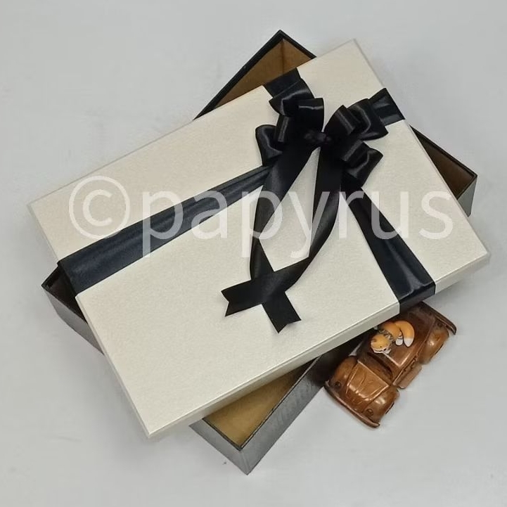 

PAPYRUS Kombinasi 25x35 Tinggi 5cm Kotak Kado Gift Box Hardbox Hampers Hadiah V3