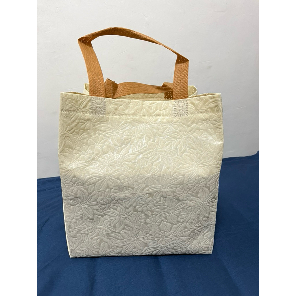 

(1 PACK = 60 PCS) TAS HAJATAN FULL EMBOS 22x22 TINGGI 28 CM / GOODIE BAG / TAS NASI KOTAK / TAS NASI BOX / TAS BELANJA / TAS SOUVENIR / TAS WALIMAHAN