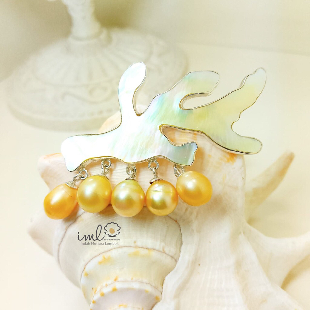 Bros coral rangka perak 925 kulit kerang gold dan mutiara air laut gold mutiara lombok asli berserti