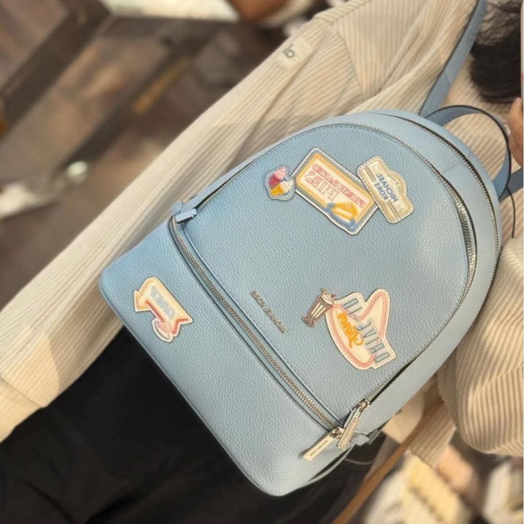 mk rhea  embroider zip backpck medium light sky n