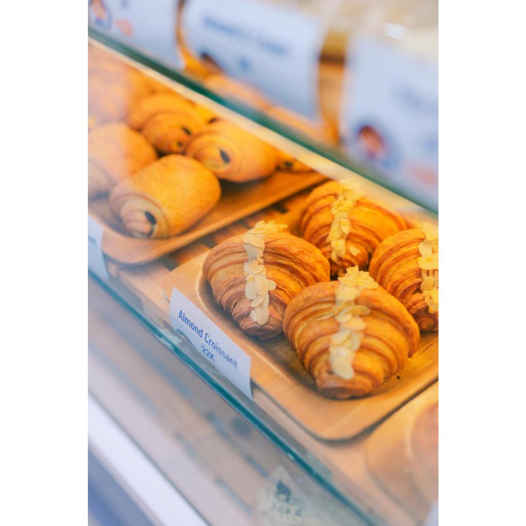 

Croissant Almond (Croissant dengan taburan almond slice)