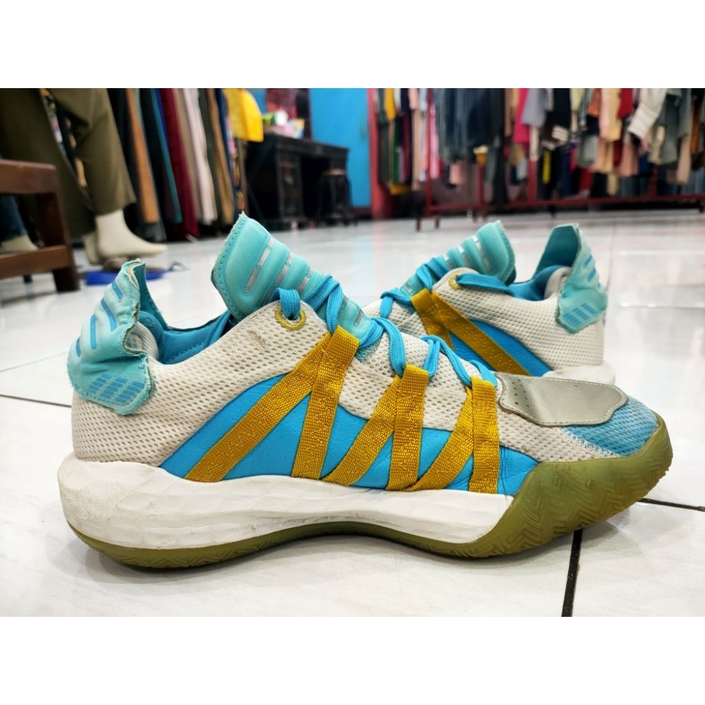 Sepatu Basket Dame 6 size 43