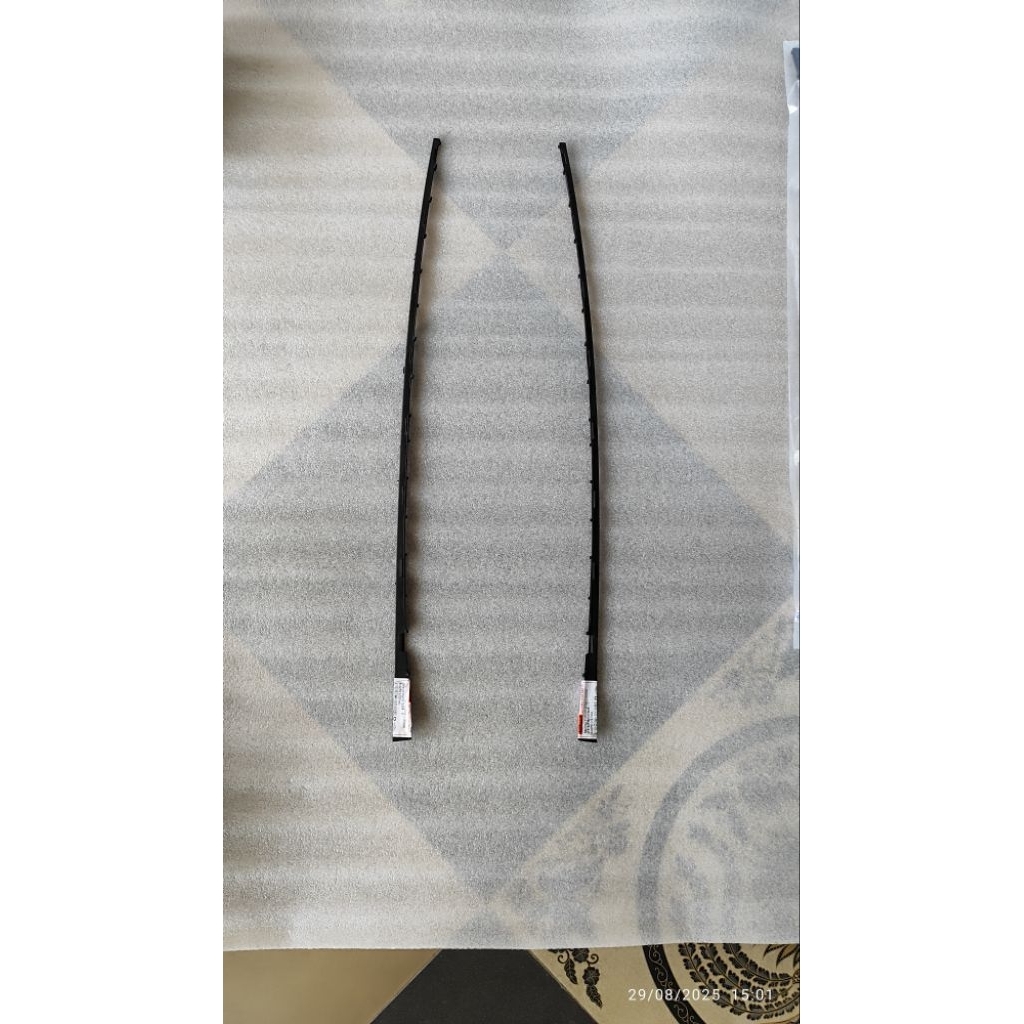 Dudukan pilar pelipit kaca depan utama Ford Fiesta