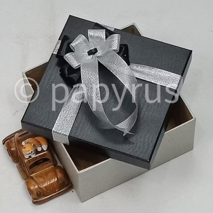 

PAPYRUS Kombinasi 20x20 Tinggi 8cm Kotak Kado Gift Box Hardbox Hampers V3