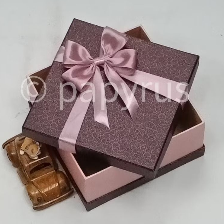 

PAPYRUS Sandwich 20x20 Tinggi 8cm Kotak Kado Gift Box Hardbox Hampers Hadiah V2