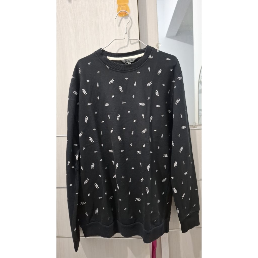 Sweater Hitam Details Motif Astronot Luar Angkasa Preloved