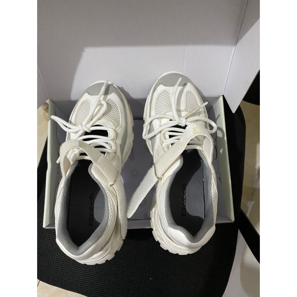 SEPATU SNEAKERS ELIZABETH ORIGINAL STORE (PRELOVED)