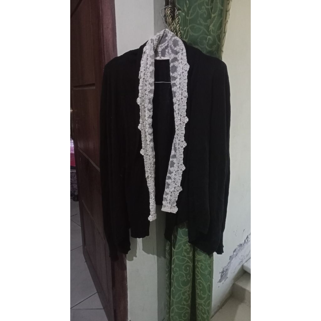 Preloved cardigan rajut hitam renda lembut