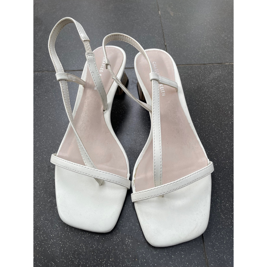 Bundling Heels Charles & Keith Putih + Yongki Komaladi Coklat (Ukuran 35) – Kondisi Baru