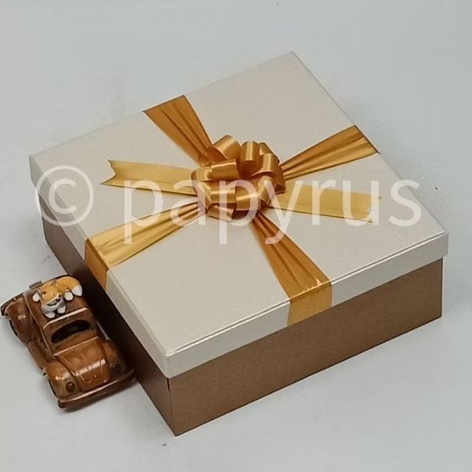 

PAPYRUS Kombinasi 25x25 Tinggi 10cm Kotak Kado Gift Box Hardbox Hampers Hadiah V3