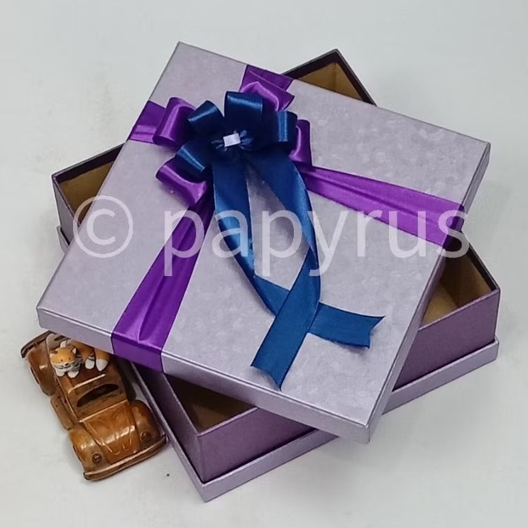 

PAPYRUS Sandwich 25x25 Tinggi 8cm Kotak Kado Gift Box Hardbox Hampers Hadiah V3