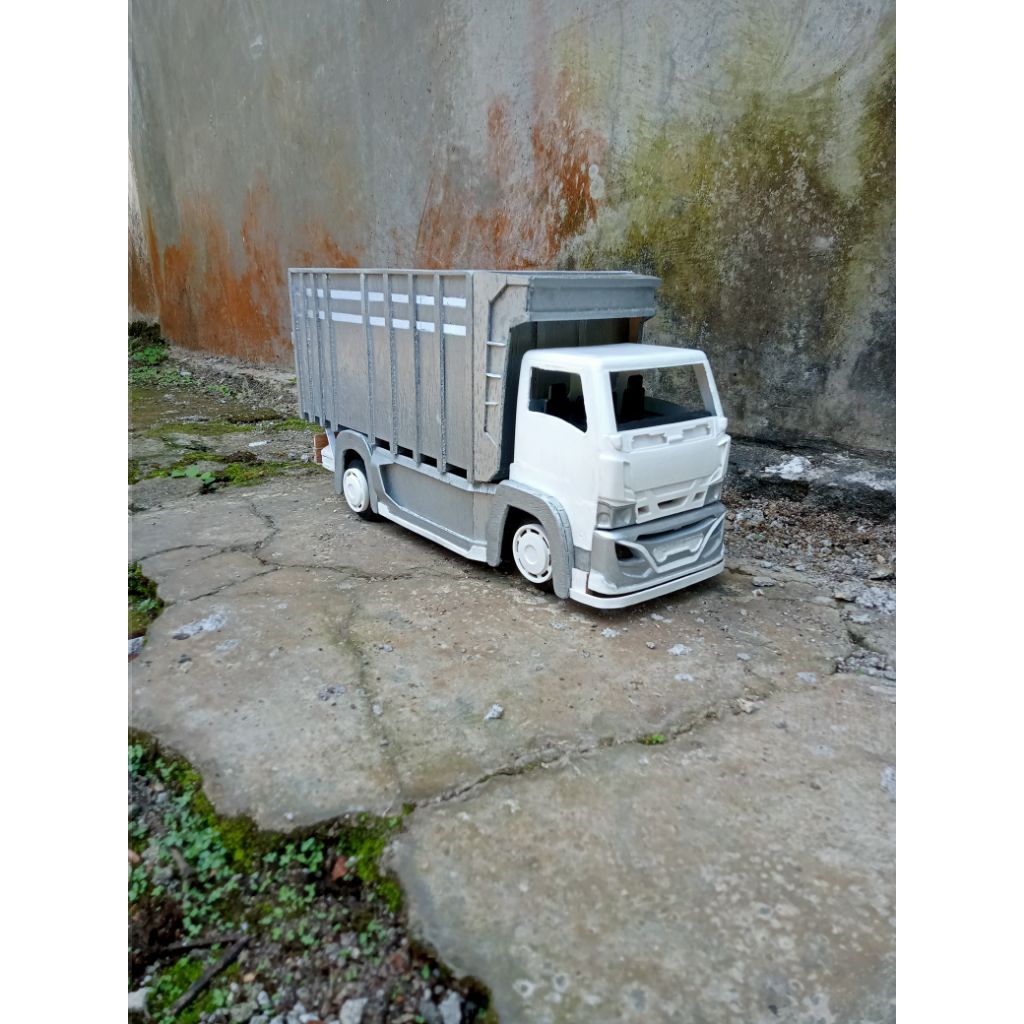 Miniatur truk canter grill giga