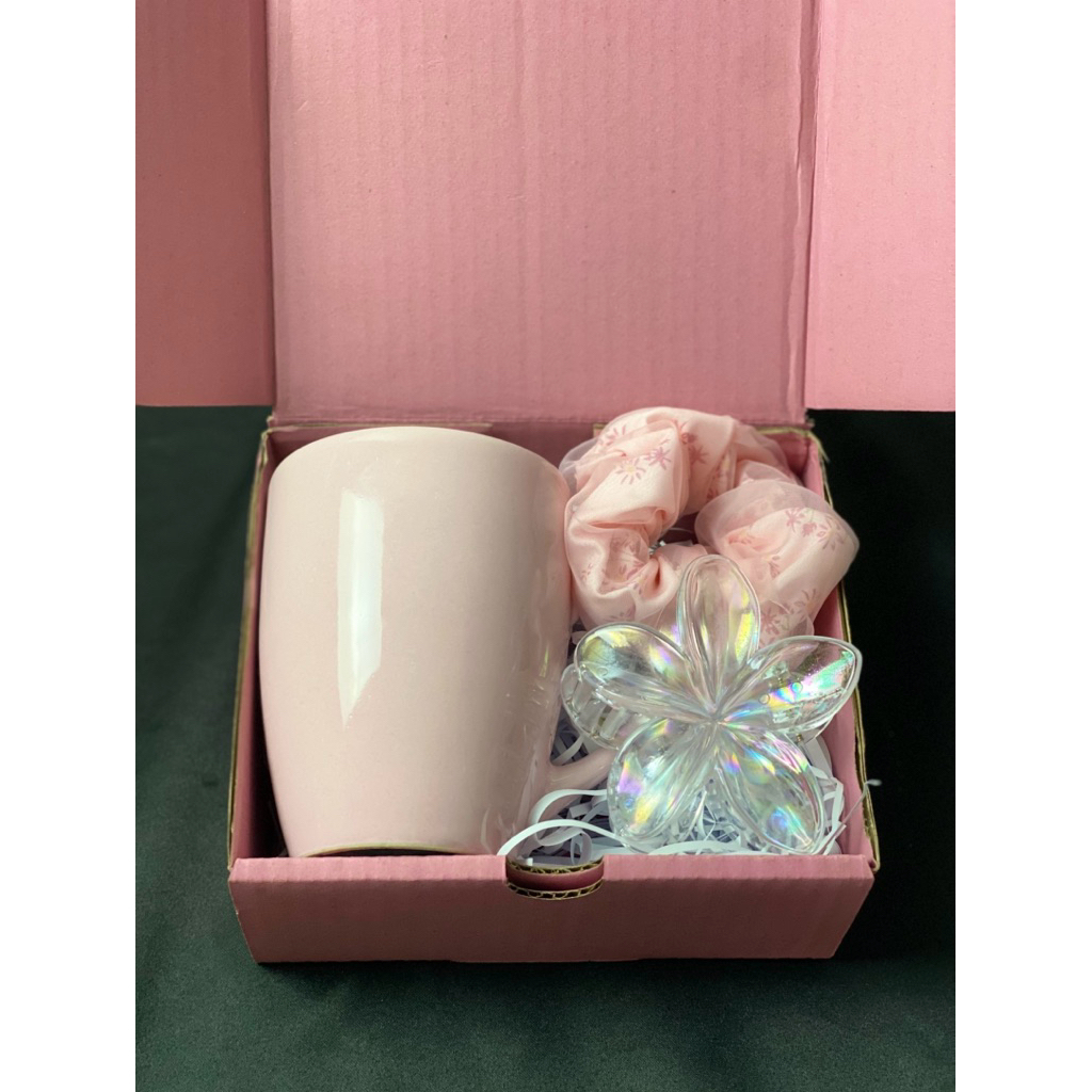

Pretty in Pink Gift Box – Paket Hadiah Simple Tapi Berkesan