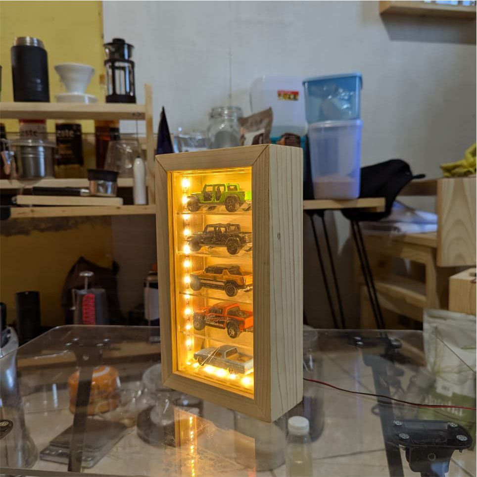 HotWheels Rak Display Isi 5 Vertikal Kayu Jati Belanda Akrilik dengan Lampu LED Menarik