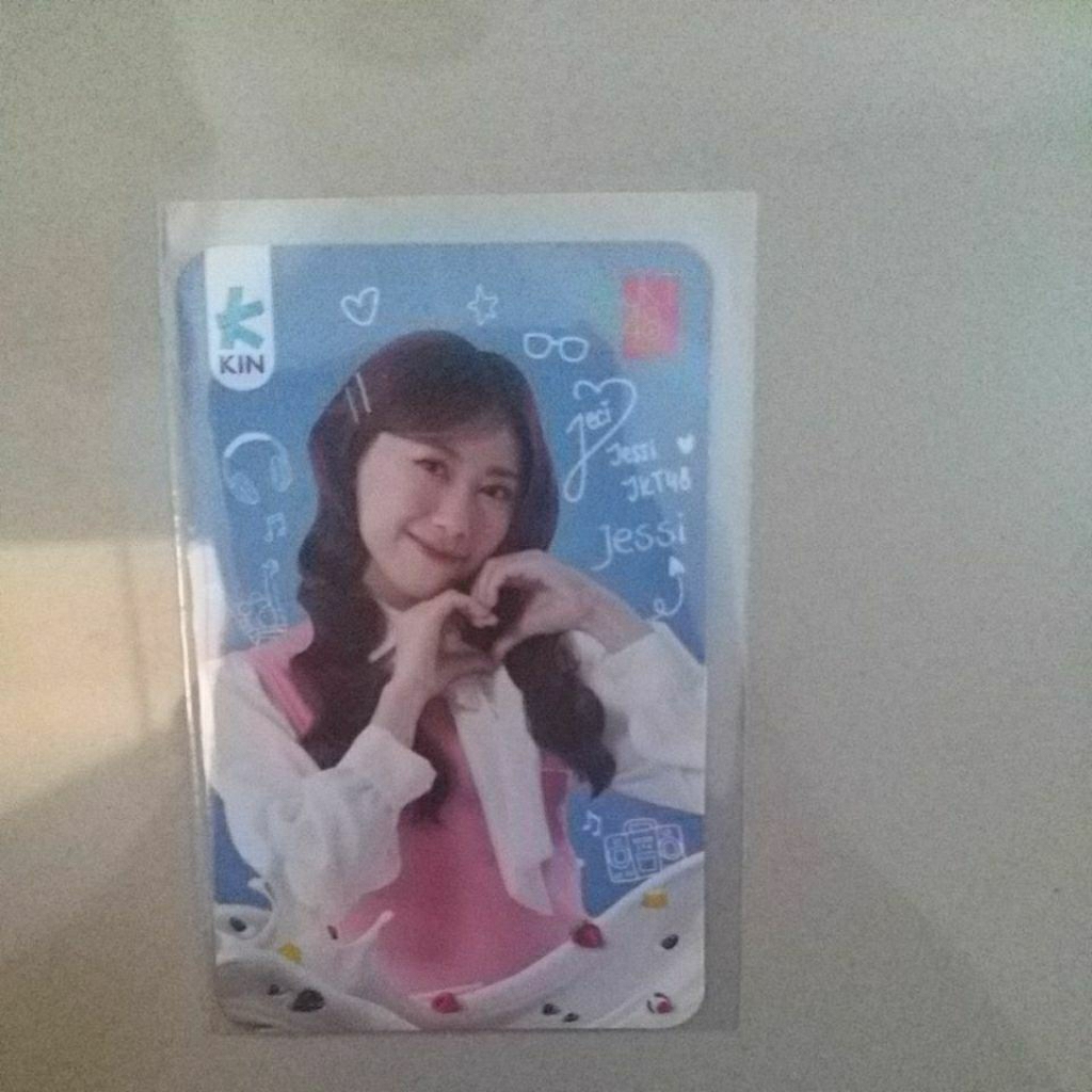 pc official Jesi pegang botol . KIN X JKT48 . Holo biasa