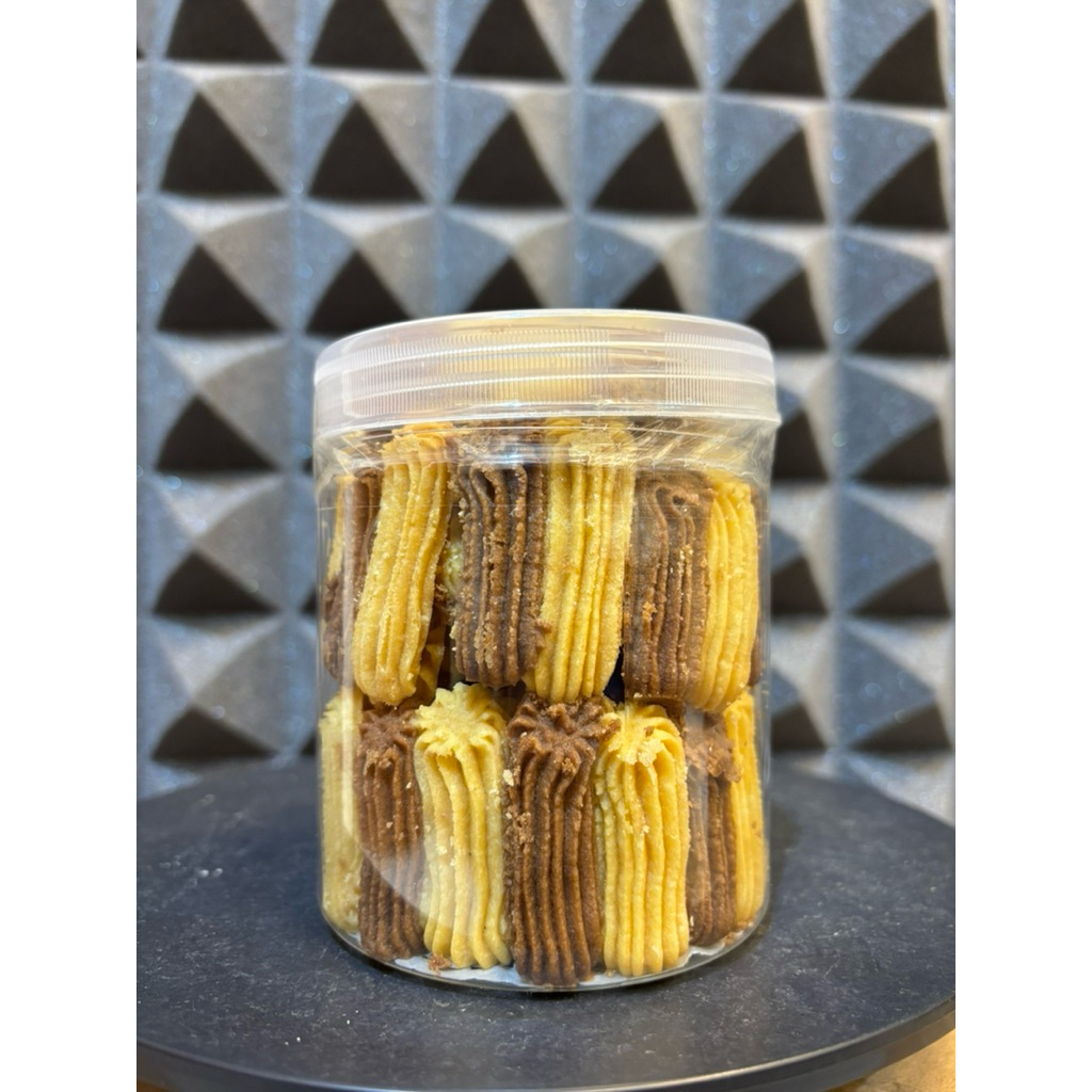 

Snackkings Kue Semprit Jadul Cokelat Mix Ori Homade Manis Lembut Wangi Premium Toples 600ML