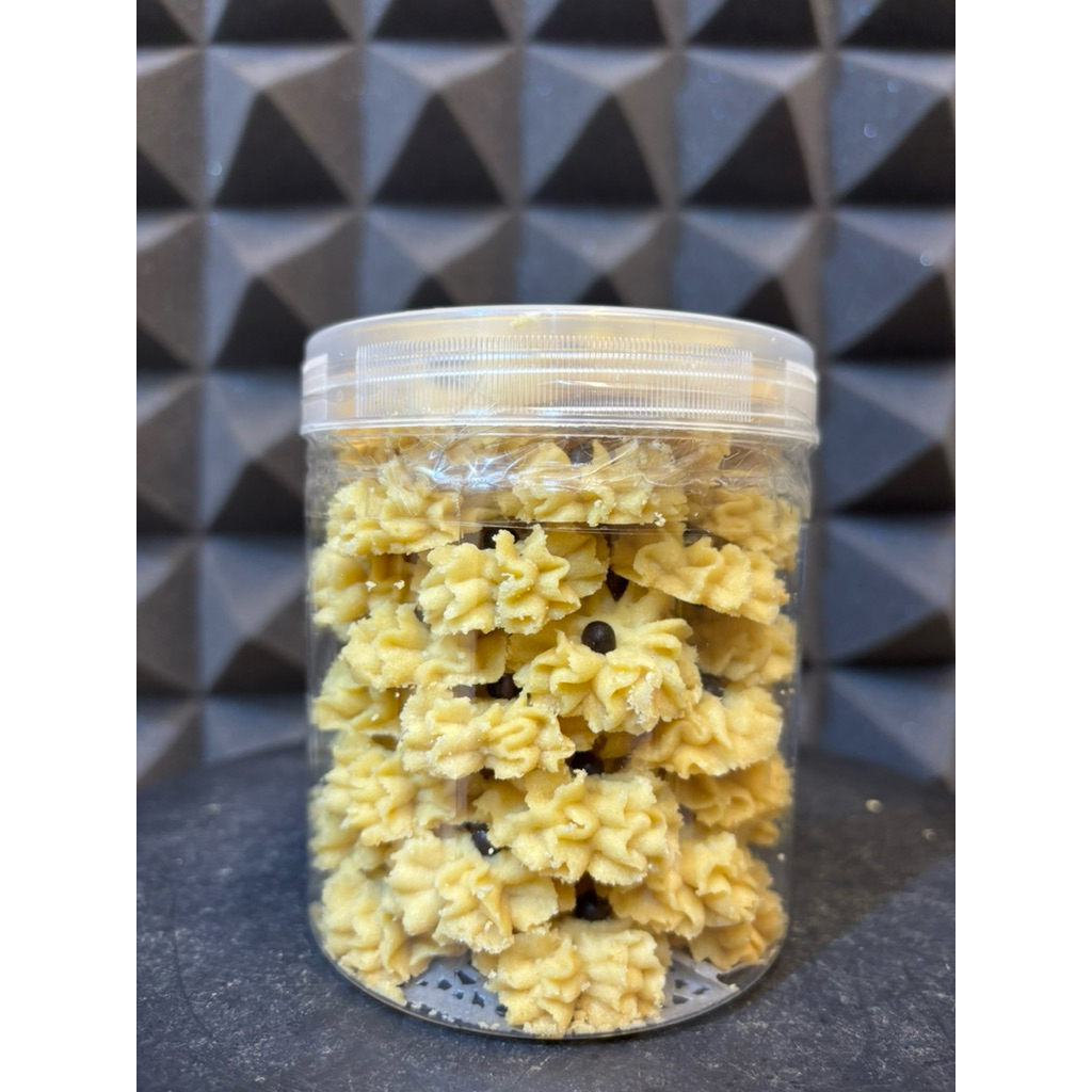 

Snackking Kue Semprit Bunga Chococips Manis lembut Buttery Kemasan Toples 600ml