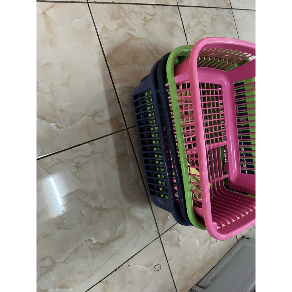 Tatakan gelas dan piring kotor dengan alas