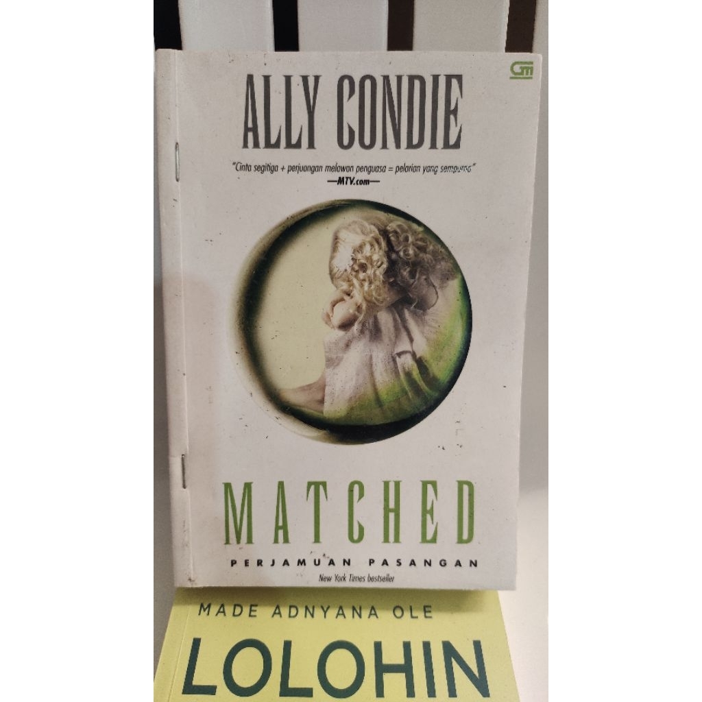 buku (bekas)  matched "perjamuan pasangan" - ally condie