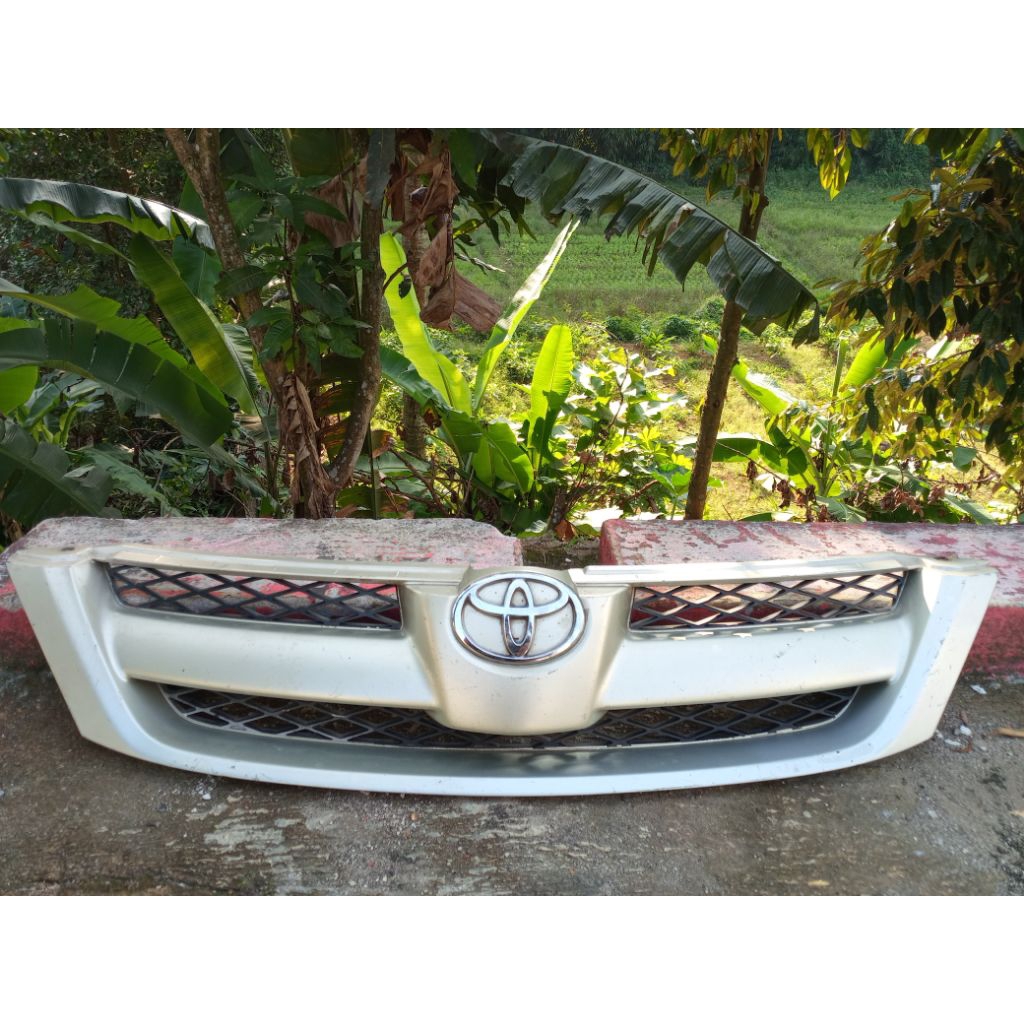 grill depan Toyota kijang Innova th. 2007-2009 original