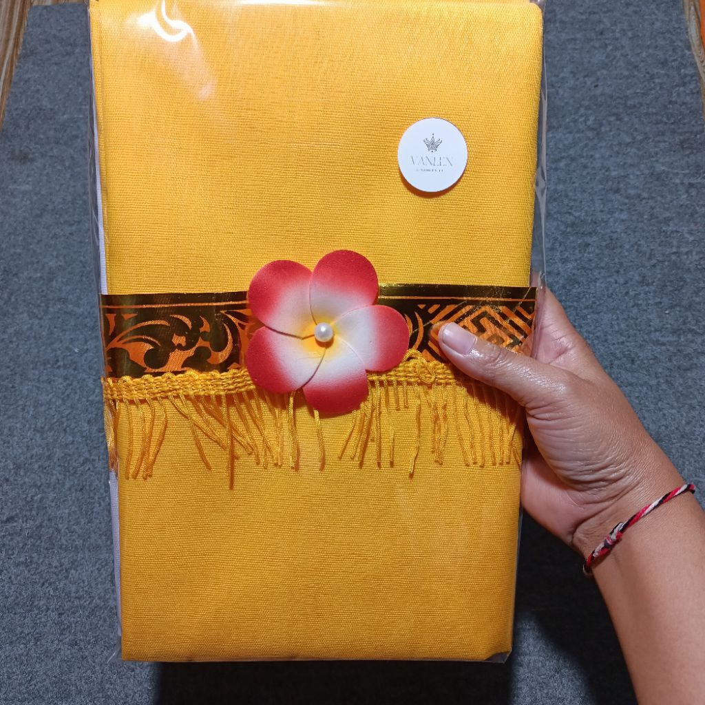 Kain Rantasan Putih Kuning 4 meter untuk persembahyangan