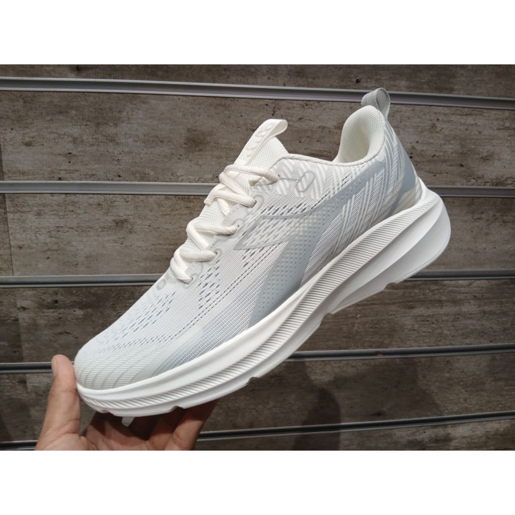 sepatu sport diadora original asli ori warna putih polos fraser