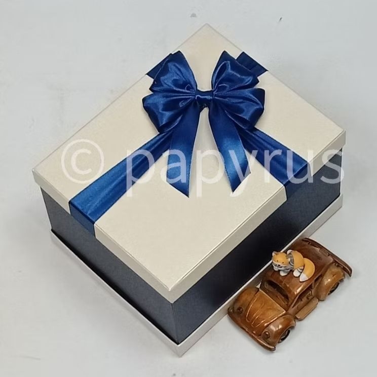 

PAPYRUS Sandwich 20x25 Tinggi 15cm Kotak Kado Gift Box Hardbox Hampers V3