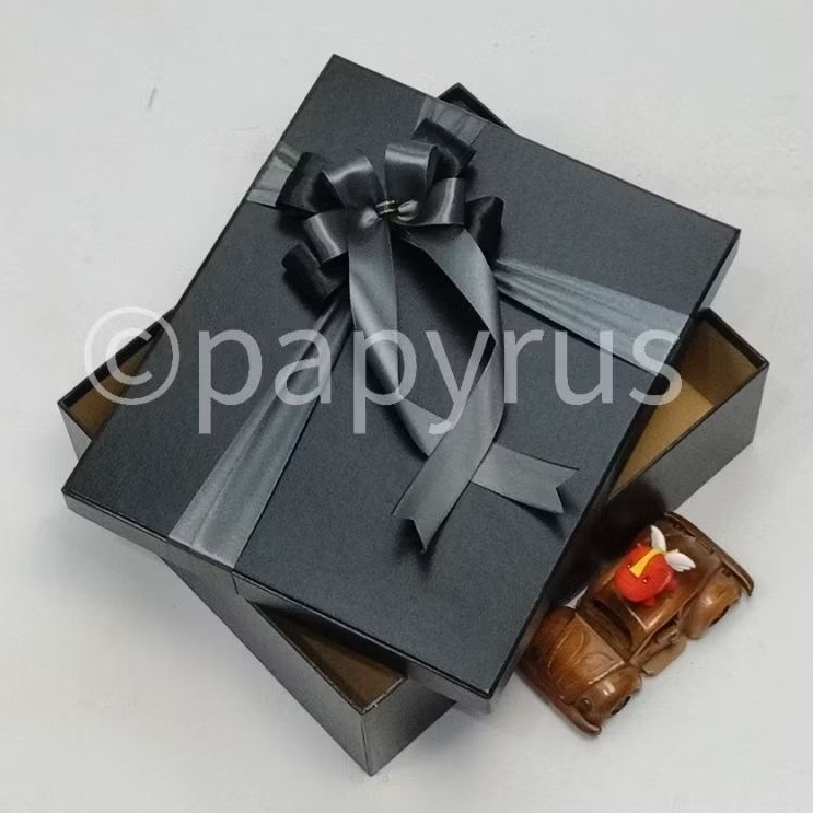 

PAPYRUS 25x30 Tinggi 8cm Kotak Kado Gift Box Hardbox Hampers V1