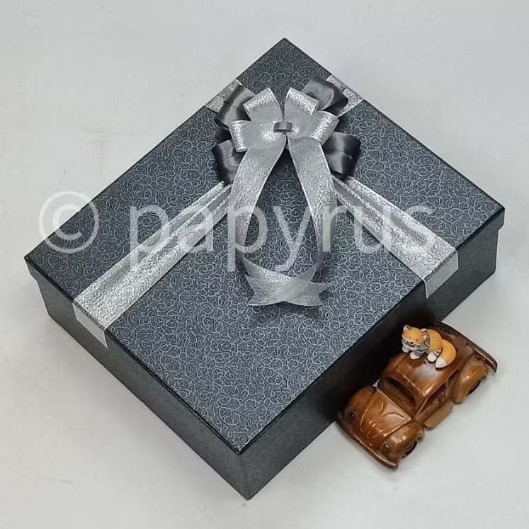 

PAPYRUS 25x30 Tinggi 10cm Kotak Kado Gift Box Hardbox Hampers Hadiah V1