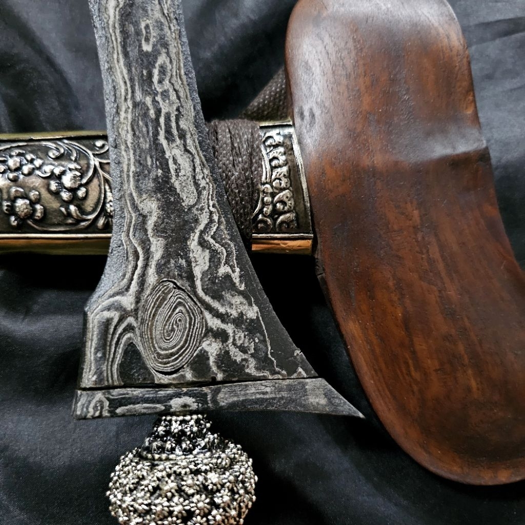 Keris Brojol Dwipamor Puser Bumi Wengkon Isen Tangguh Est. Tuban
