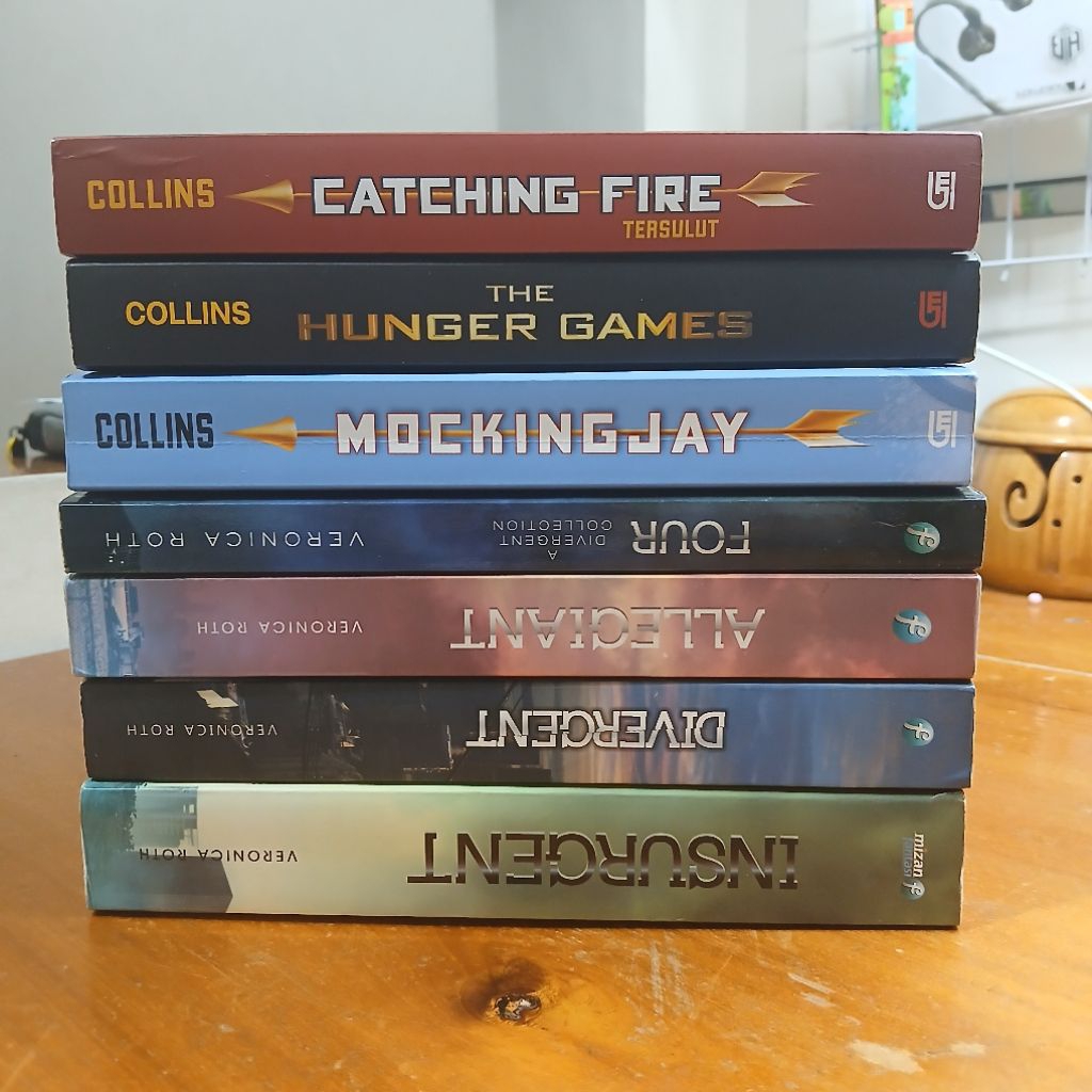 Buku Divergent dan Hunger Games Preloved