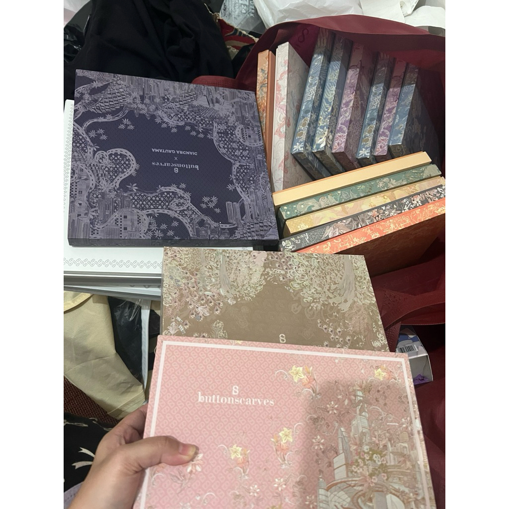 

Only Box Buttonscarves